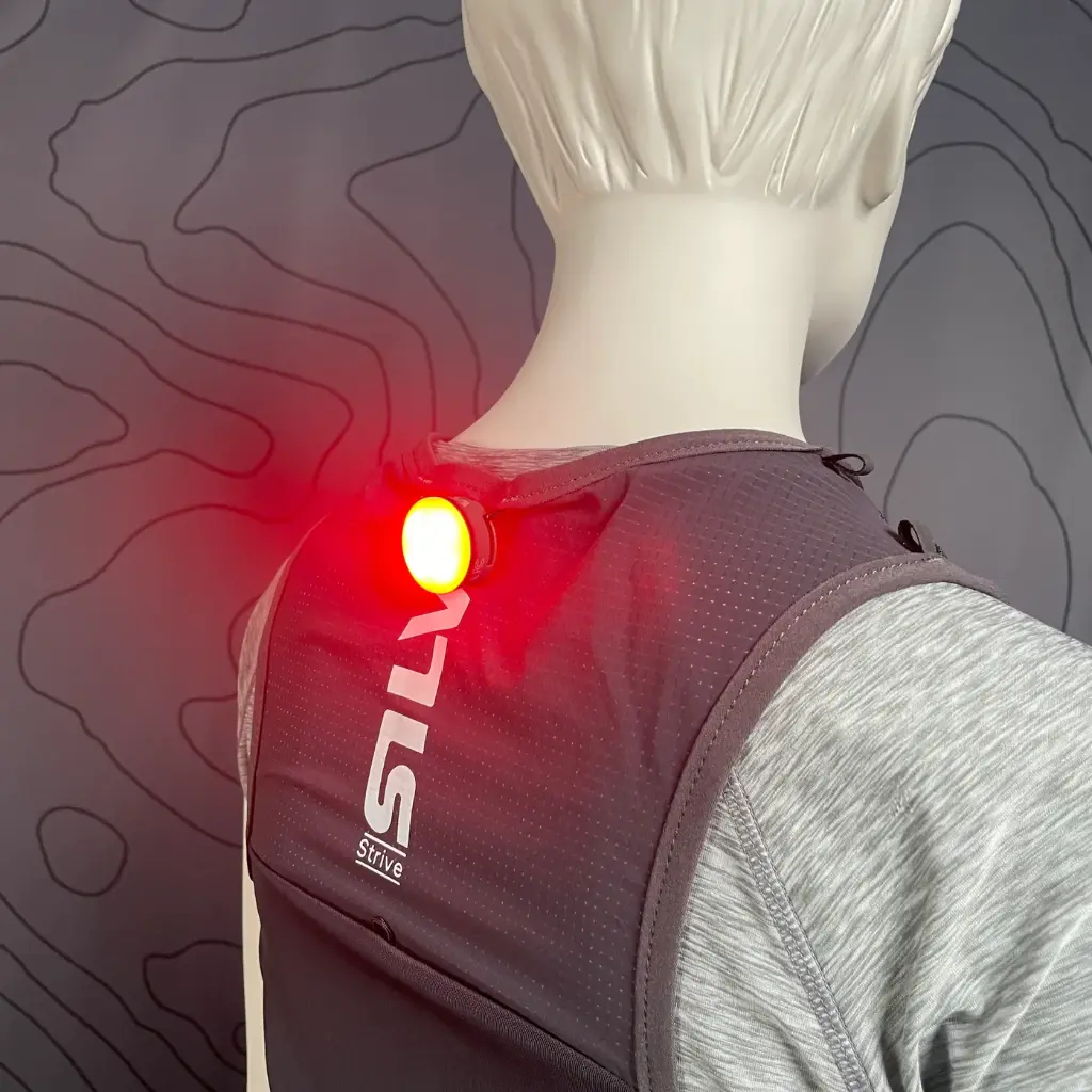 Smini_Rear_Light_38467_clip_on_vest_glowing.webp
