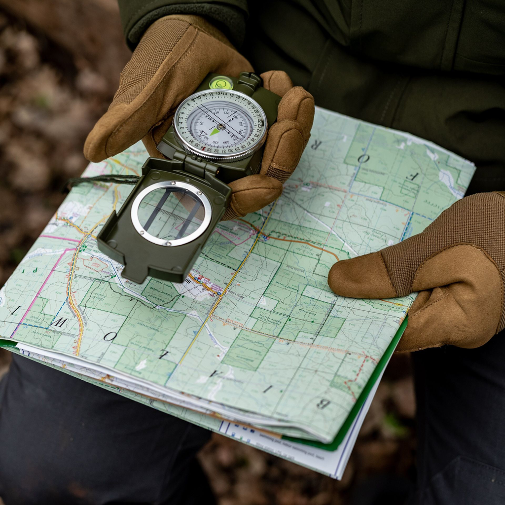 49890_Busola-pryzmatyczna-mil-tec-army-widok-w-rece-mapa.webp