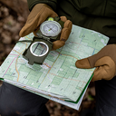 49890_Busola-pryzmatyczna-mil-tec-army-widok-w-rece-mapa.webp